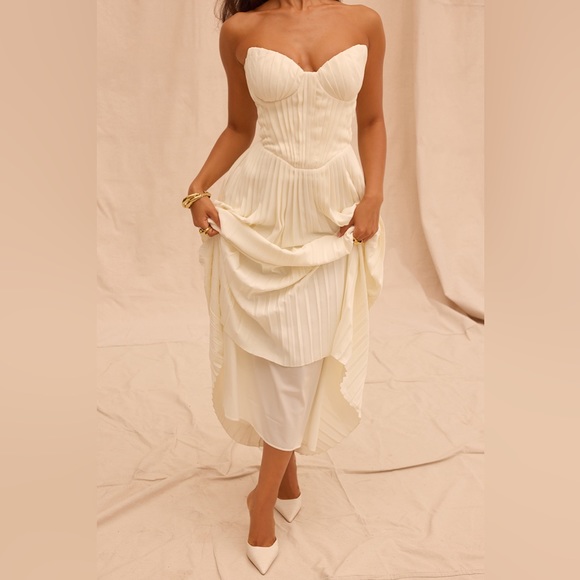 Amorata Ivory Pleated Maxi Dress - Picture 10 of 10